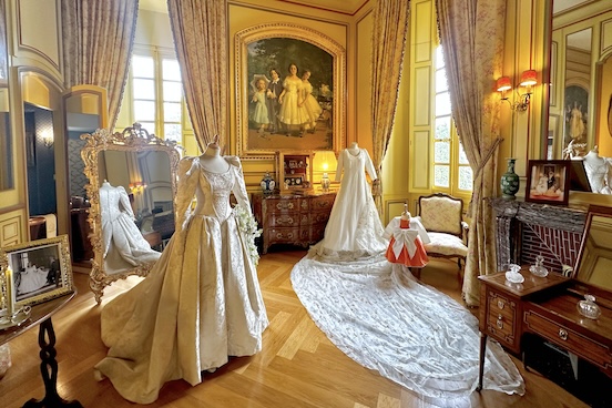 La chambre des mariés avec les robes de mariées de Constance et d'Isaure de Vibraye