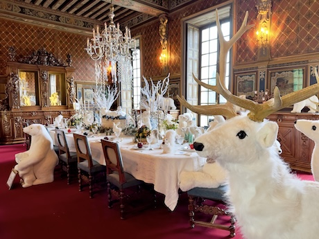 Les décorations d'hiver dans la grande salle à manger du château de Cheverny