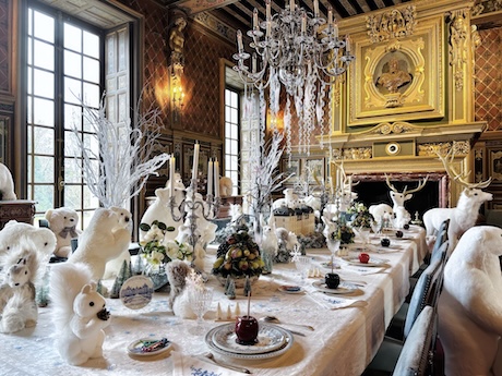 La table d'hiver toute décorée de la grande salle à manger